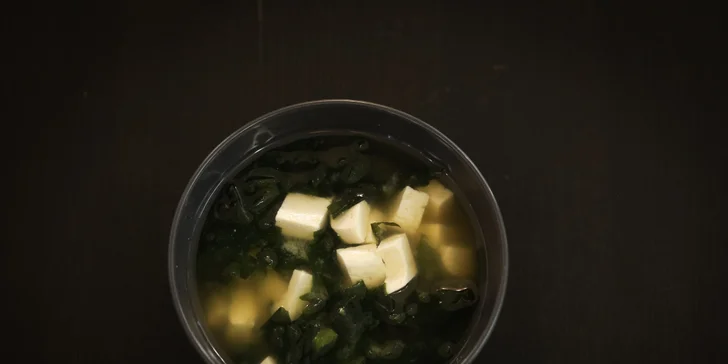 Veganské menu s nápoji i dezertem pro 1 či 2 osoby: curry, burger, mrkvový dort a další dobroty
