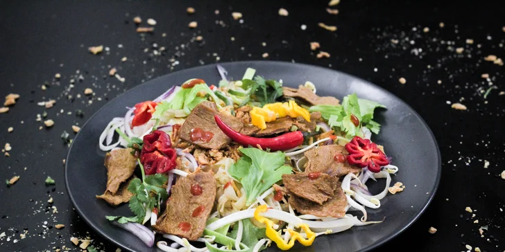 Veganské menu s nápoji i dezertem pro 1 či 2 osoby: curry, burger, mrkvový dort a další dobroty