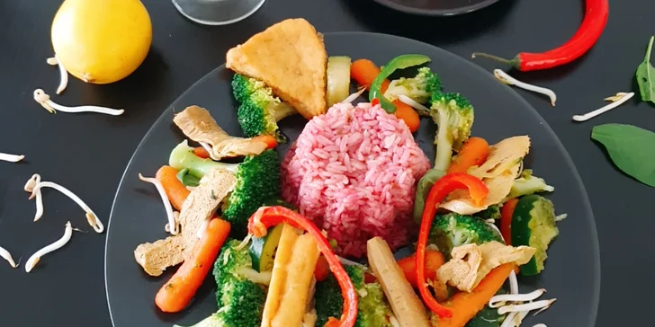 Veganské menu s nápoji i dezertem pro 1 či 2 osoby: curry, burger, mrkvový dort a další dobroty