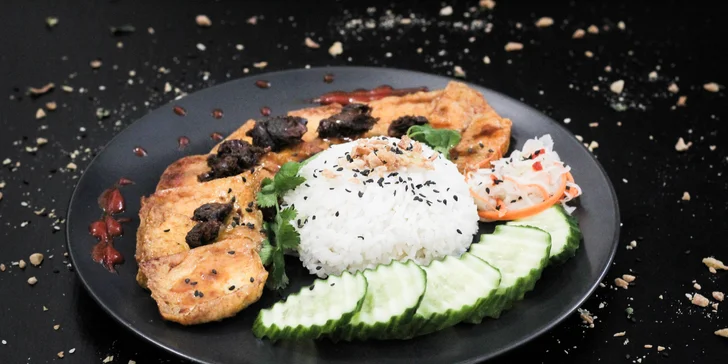 Veganské menu s nápoji i dezertem pro 1 či 2 osoby: curry, burger, mrkvový dort a další dobroty