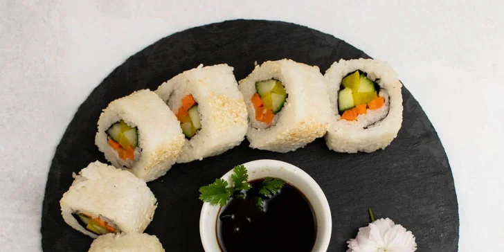 Veganské menu s nápoji i dezertem pro 1 či 2 osoby: curry, burger, mrkvový dort a další dobroty