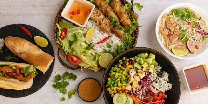 Veganské menu s nápoji i dezertem pro 1 či 2 osoby: curry, burger, mrkvový dort a další dobroty