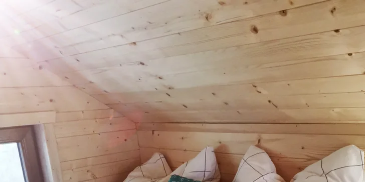 Glamping na vysoké úrovni: ubytování i snídaně v moderním domku na Vysočině