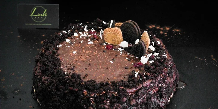 Veganský dezert a nápoj dle výběru pro 1 nebo 2 osoby: red velvet, brownies i medovník