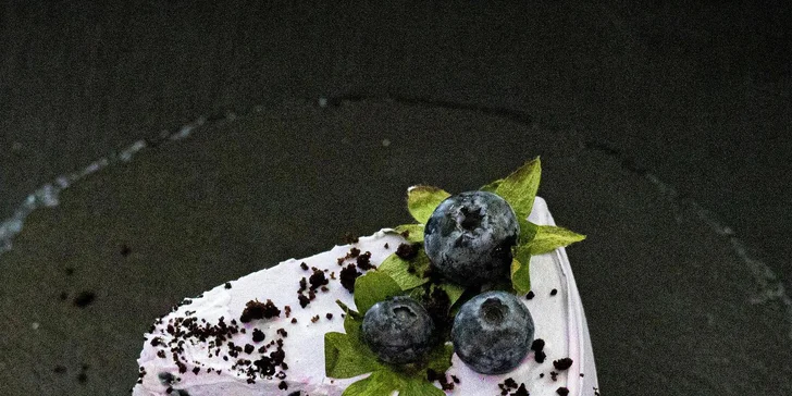 Veganský dezert a nápoj dle výběru pro 1 nebo 2 osoby: red velvet, brownies i medovník