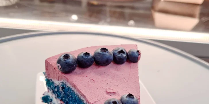 Veganský dezert a nápoj dle výběru pro 1 nebo 2 osoby: red velvet, brownies i medovník