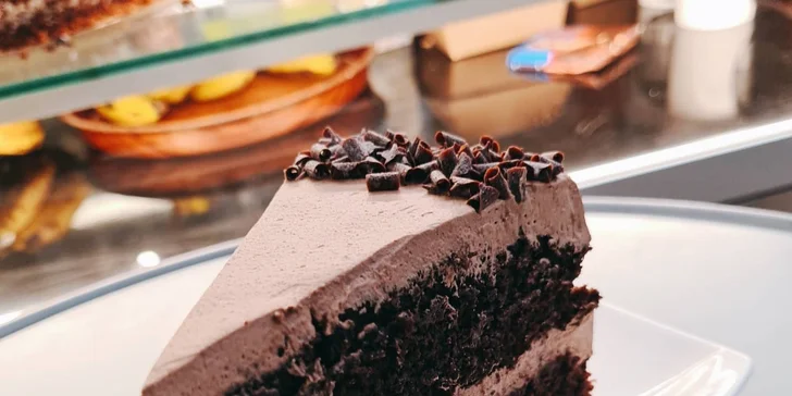 Veganský dezert a nápoj dle výběru pro 1 nebo 2 osoby: red velvet, brownies i medovník