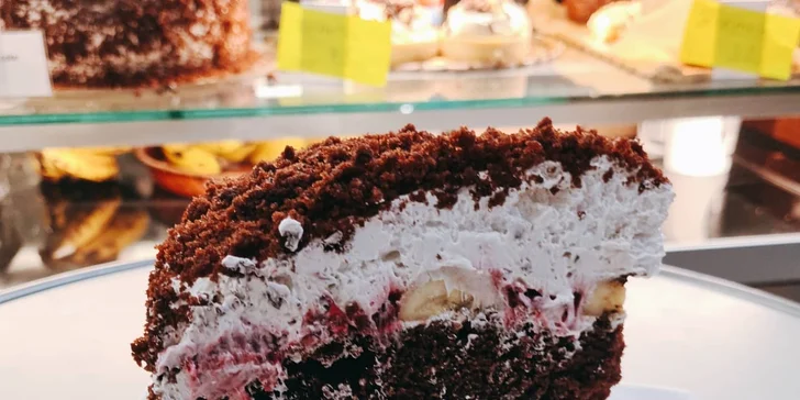 Veganský dezert a nápoj dle výběru pro 1 nebo 2 osoby: red velvet, brownies i medovník