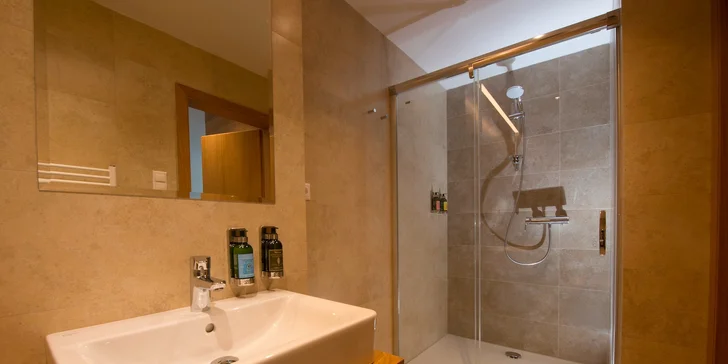 Relax ve Vysokých Tatrách: krásný hotel s wellness a snídaní či polopenzí