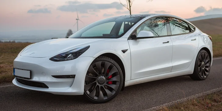 Jízda s Teslou 3 Performance: spolujízda na 30 min. i zapůjčení na 24 hod.