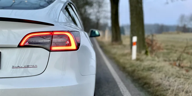 Jízda s Teslou 3 Performance: spolujízda na 30 min. i zapůjčení na 24 hod.