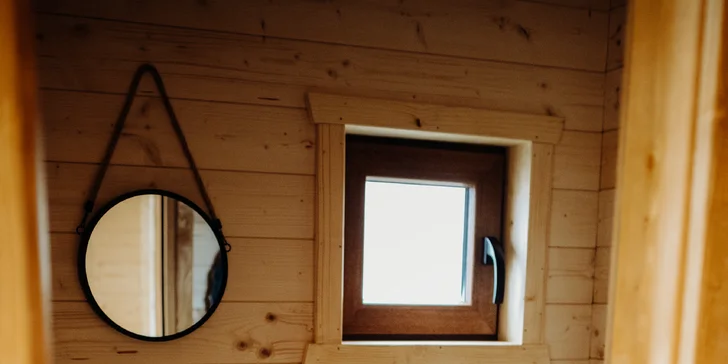 Glamping na vysoké úrovni: ubytování i snídaně v moderním domku na Vysočině