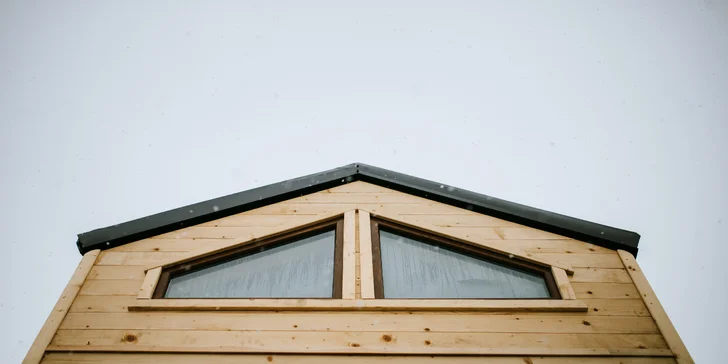 Glamping na vysoké úrovni: ubytování i snídaně v moderním domku na Vysočině