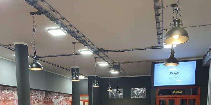 1 nebo 2 pečená kolena v Chacharově hasičárně v Bílovci a k tomu i piva