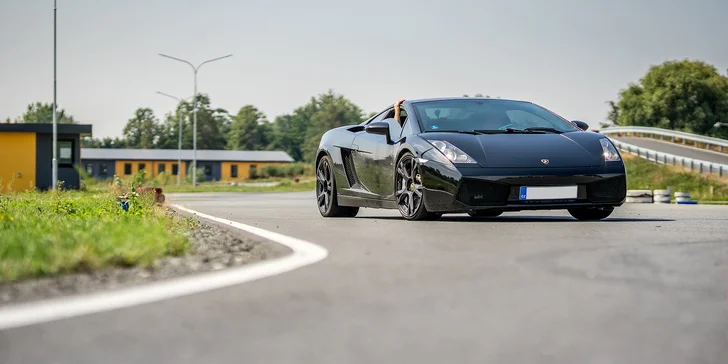 Jízda ve Ferrari, Lamborghini, Porsche či Nissanu na závodním okruhu v Mostě