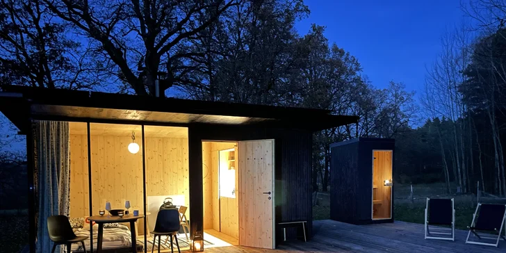 Minimalistický tiny house uprostřed přírody: soukromá sauna i grilovací stůl