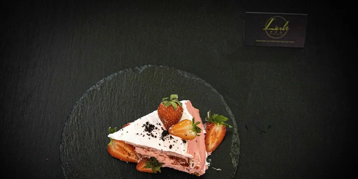 Veganský dezert a nápoj dle výběru pro 1 nebo 2 osoby: red velvet, brownies i medovník