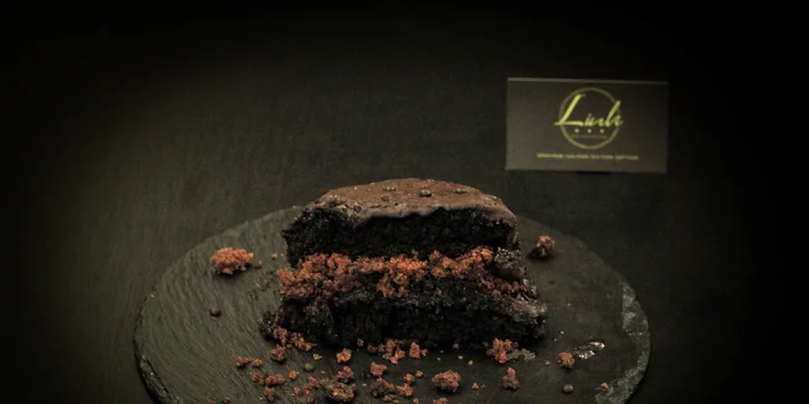 Veganský dezert a nápoj dle výběru pro 1 nebo 2 osoby: red velvet, brownies i medovník