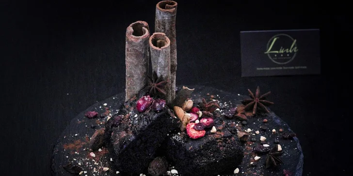 Veganský dezert a nápoj dle výběru pro 1 nebo 2 osoby: red velvet, brownies i medovník