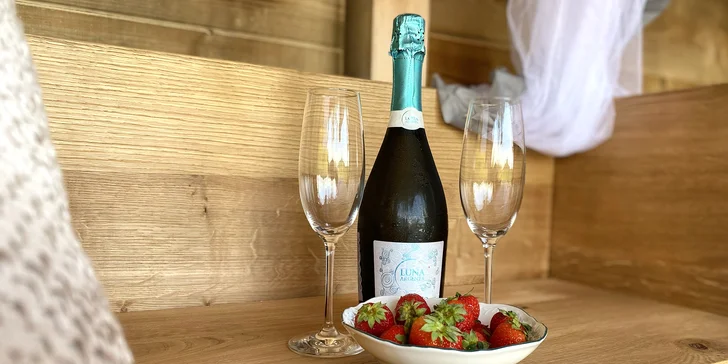 Romantika na samotě u lesa: pojízdná postel s výhledem na vrch Ralsko, prosecco i snídaně