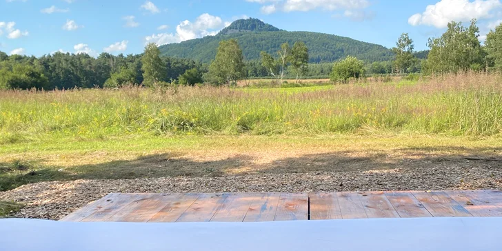 Romantika na samotě u lesa: pojízdná postel s výhledem na vrch Ralsko, prosecco i snídaně