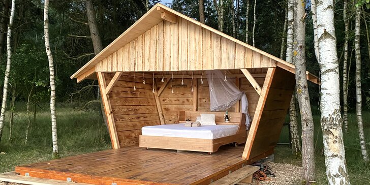 Romantika na samotě u lesa: pojízdná postel s výhledem na vrch Ralsko, prosecco i snídaně