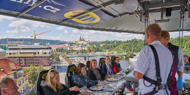 Degustační menu od špičkového šéfkuchaře podávané v oblacích: plošina zavěšená ve výšce 50 metrů