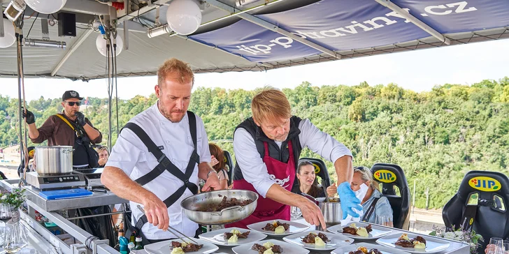 Degustační menu od špičkového šéfkuchaře podávané v oblacích: plošina zavěšená ve výšce 50 metrů