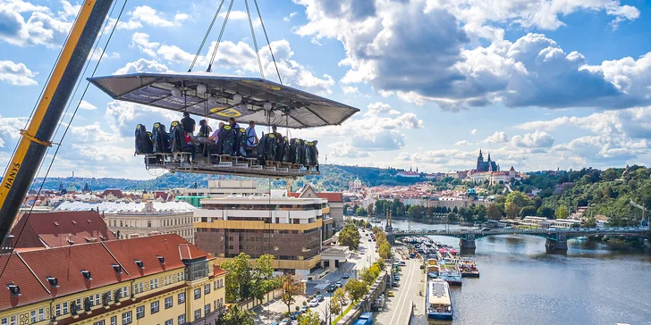Adrenalinová romantika v oblacích nad Prahou: tapas, oběd či večeře od Dinner in the Sky
