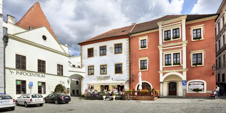 Historický hotel přímo v centru Českého Krumlova: snídaně či polopenze a lahev sektu