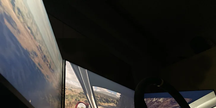 Hodina jízdy na automobilových simulátorech v centru Brna pro 1–4 závodníky