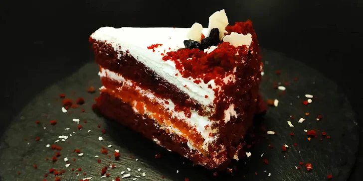Veganský dezert a nápoj dle výběru pro 1 nebo 2 osoby: red velvet, brownies i medovník