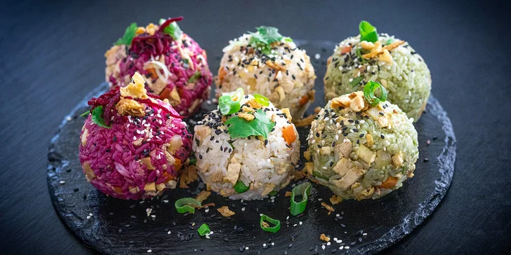 Veganské menu s nápoji i dezertem pro 1 či 2 osoby: curry, burger, mrkvový dort a další dobroty