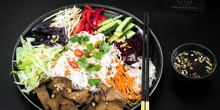 Veganské menu s nápoji i dezertem pro 1 či 2 osoby: curry, burger, mrkvový dort a další dobroty