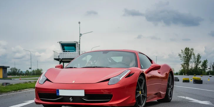Jízda ve Ferrari, Lamborghini, Porsche či Nissanu na závodním okruhu v Mostě