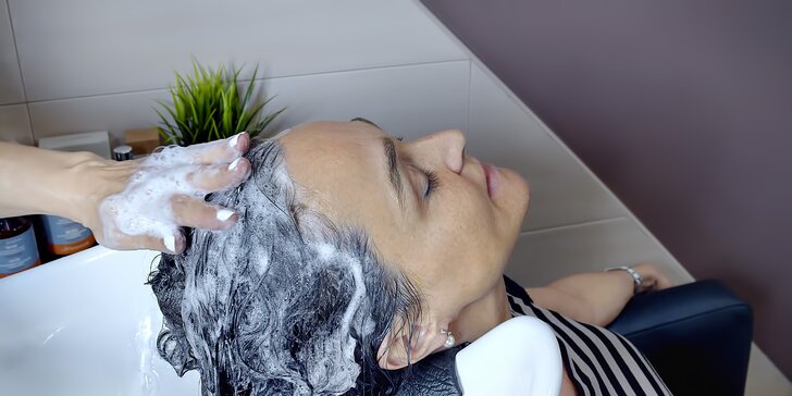 Zregenerujte zničené vlasy: Mytí peelingovou pastou s mořskou solí a střih
