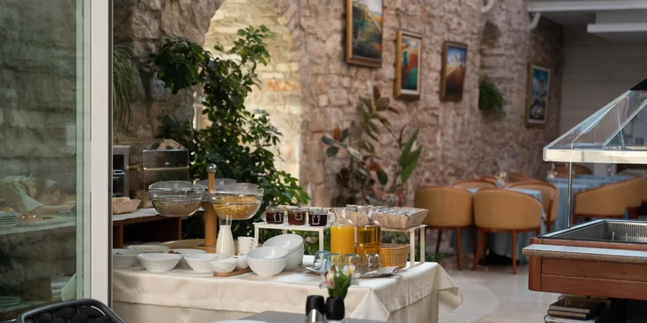 Dovolená v Chorvatsku: 4* hotel v Novigradu se snídaní a wellness, 80 metrů od pláže