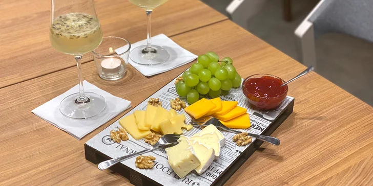 Koktejl podle výběru nebo láhev vína či sekt s mučenkou a sýrové prkénko