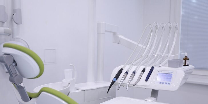 Dentální hygiena pro dospělé včetně odstranění pigmentace pomocí bezbolestného Airflow