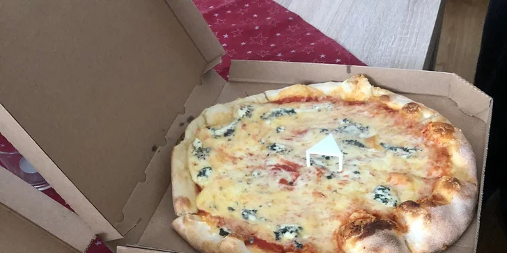 Pochutnejte si na křupavé dobrotě: dvě pizzy o průměru 32 cm podle výběru