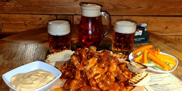 Kilo a půl šťavnatých Buffalo wings, dvoulitrový džbánek piva či limonády a dezert pro dva