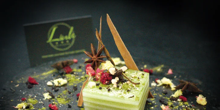 Veganský dezert a nápoj dle výběru pro 1 nebo 2 osoby: red velvet, brownies i medovník