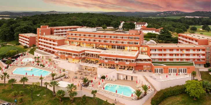 Dovolená v Chorvatsku: 100 m od pláže, all inclusive, bazény, 1 dítě do 14 let zdarma