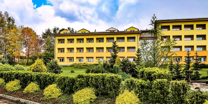 Až 15 dní přímo u Lipna: pokoj nebo apartmán s kuchyňkou, snídaně i víno