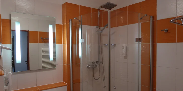 Až 15 dní přímo u Lipna: pokoj nebo apartmán s kuchyňkou, snídaně i víno