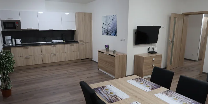 Až 15 dní přímo u Lipna: pokoj nebo apartmán s kuchyňkou, snídaně i víno