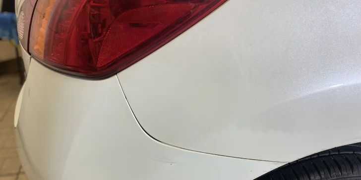 Auto jako nové: rozleštění světlometů, mytí interiéru, aplikace tvrdého vosku i oživení laku