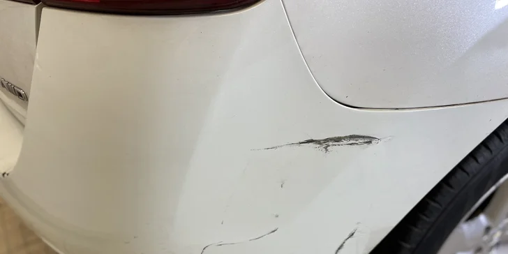 Auto jako nové: rozleštění světlometů, mytí interiéru, aplikace tvrdého vosku i oživení laku