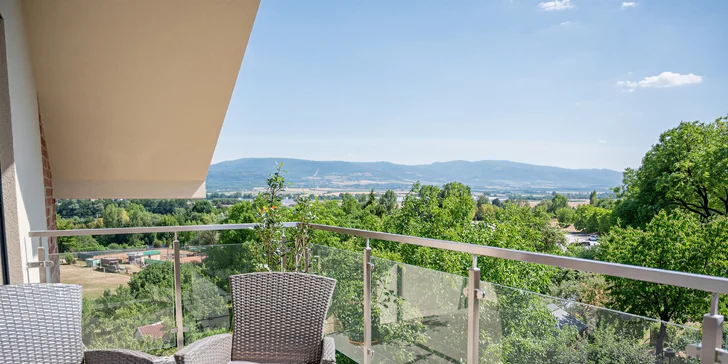 Najdete zde také balkon nebo terasu s posezením s výhledem na Bojnický zámek.