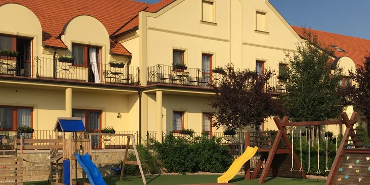 Vinařství U Kapličky: víno, jídlo, wellness, venkovní bazén i půjčení kol
